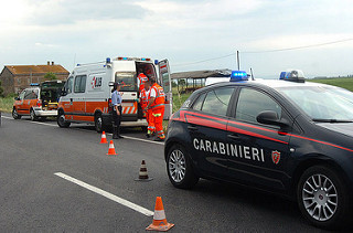 Campagna: non si ferma allo stop e tampona l’auto dei Carabinieri. Quattro feriti