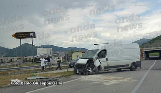 Scontro tra un camion ed un furgone nei pressi della zona industriale di Polla. Illesi i conducenti