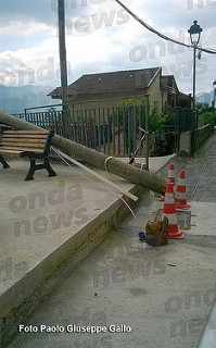 Sala Consilina: palo abbattuto da un camion da un mese invade la piazzetta di San Raffaele