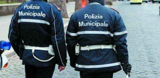 Eboli: minaccia con un coltello due agenti della Polizia Municipale. Arrestato marocchino