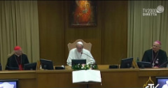 Papa Francesco apre l’assemblea della Cei, con a fianco il Vescovo Angelo Spinillo