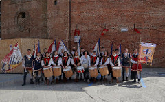 Gli Sbandieratori e le Tamburine di Teggiano in gara per la prima volta a Città della Pieve