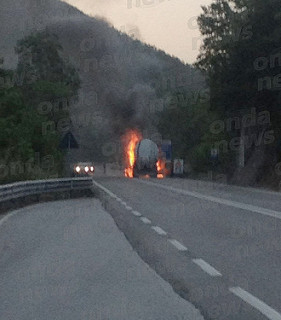 Autocisterna in fiamme tra Atena Lucana e Brienza. Intervengono i Vigili del Fuoco