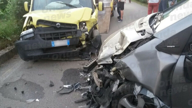 Incidente stradale tra due auto a Teggiano. Ferite tre persone