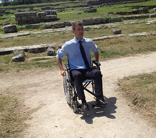 Templi di Paestum aperti ai disabili. Il direttore Zuchtriegel prova il percorso in carrozzella