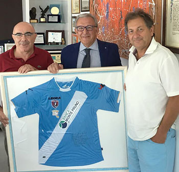 L’ASD Monte Pruno consegna al Direttore Michele Albanese una maglia ricordo