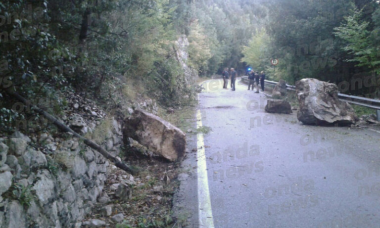 Frana sulla S.P.16 a Caselle. Al via lavori di messa in sicurezza del costone roccioso