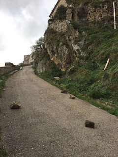 Caduta di sassi e detriti a Caggiano. Strada chiusa al traffico